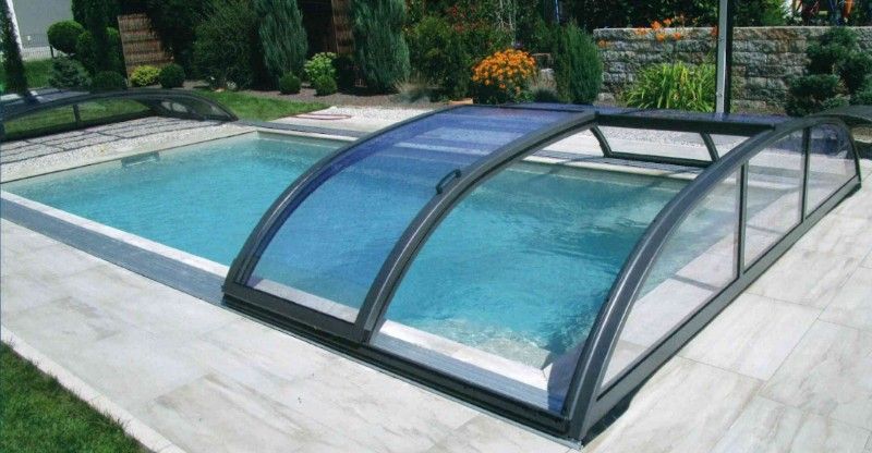 viereckiger Pool mit Überdachung