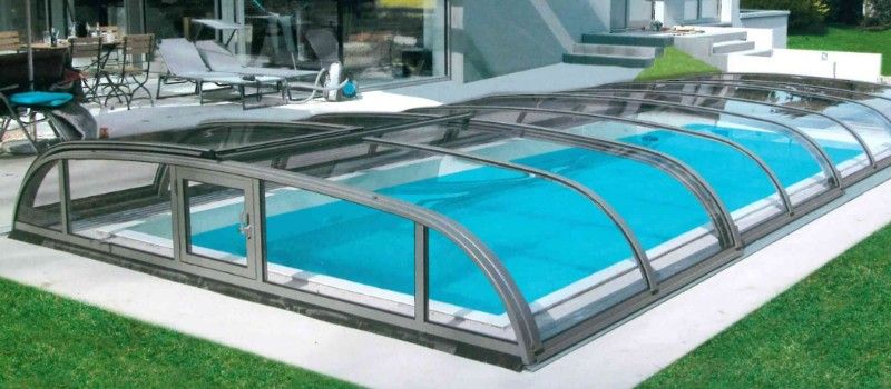 Pool mit Dach im Garten