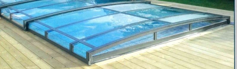 flaches Dach über einem Pool