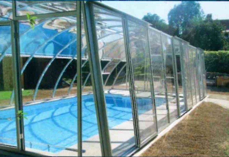 Blick auf einen überdachten Pool