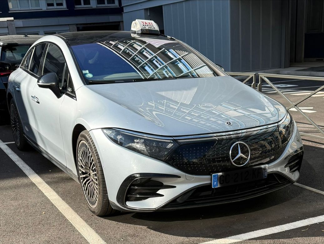 Une berline grise garée sur une place de parking en ville