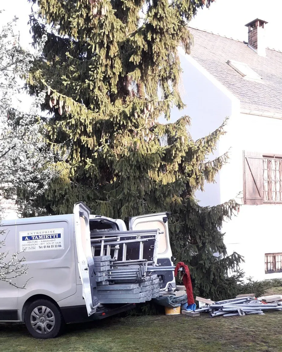 Le camion de notre entreprise sur un chantier de rénovation à Cachan