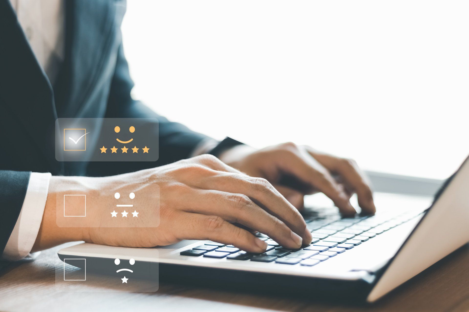 Personne devant un ordinateur portable