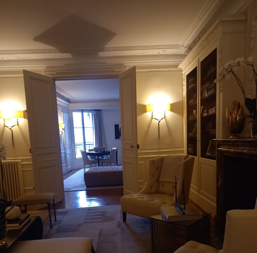 Salon de maison avec fauteuils belges