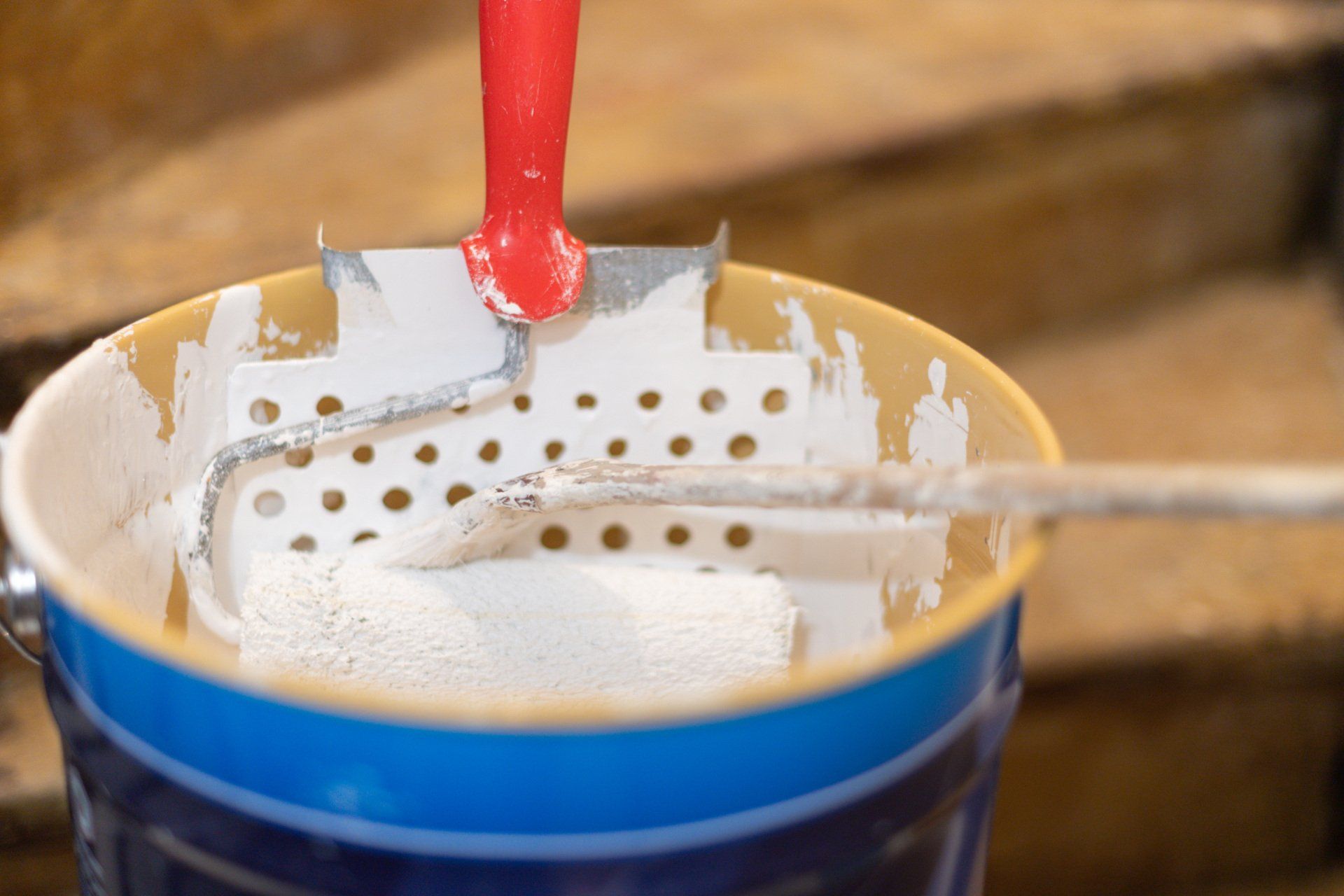 Pot de peinture blanche