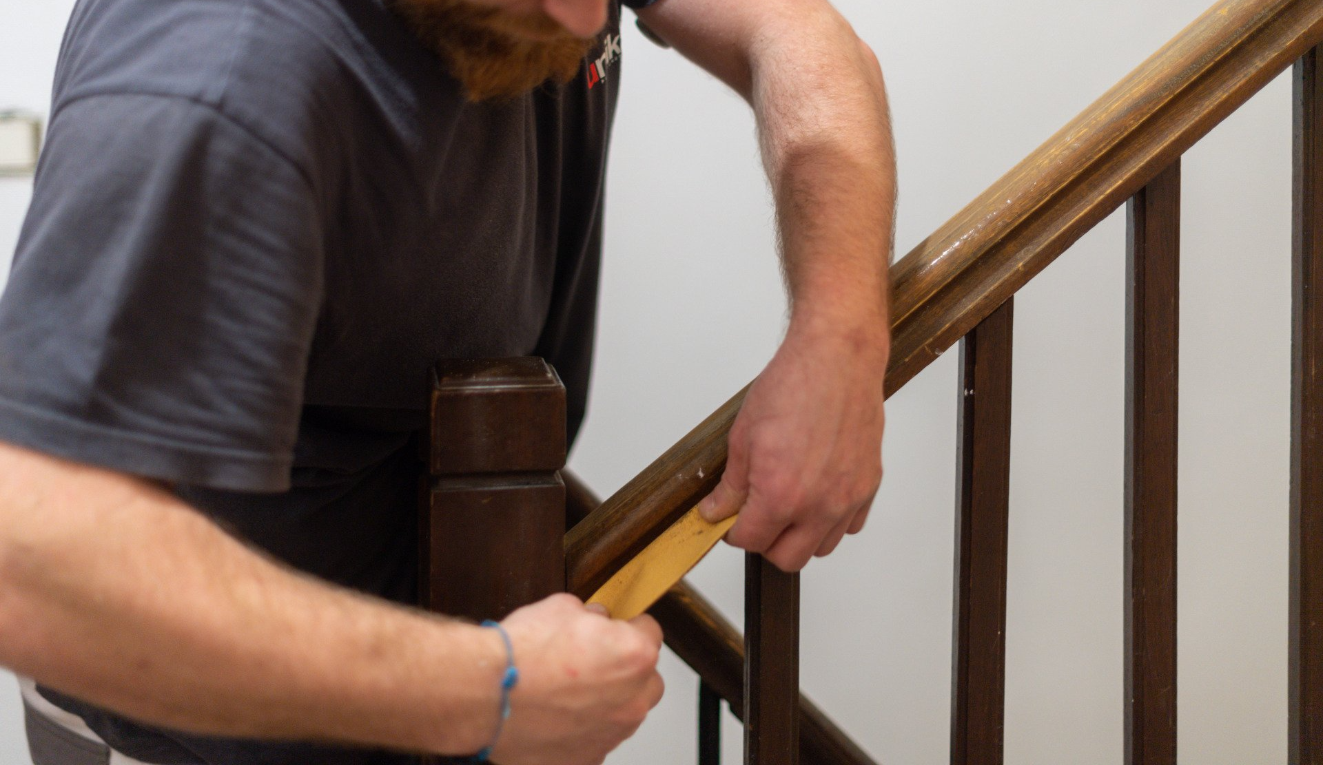 Rénovation cage d'escalier A. Tamietti : peinture de la rambarde