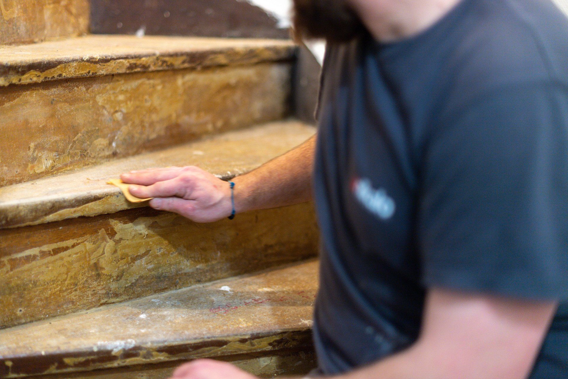 Rénovation cage d'escalier A. Tamietti : peinture de la rambarde