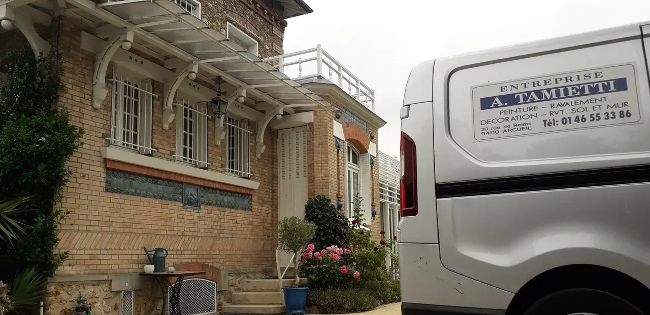 Appartements rénovés et camionnette