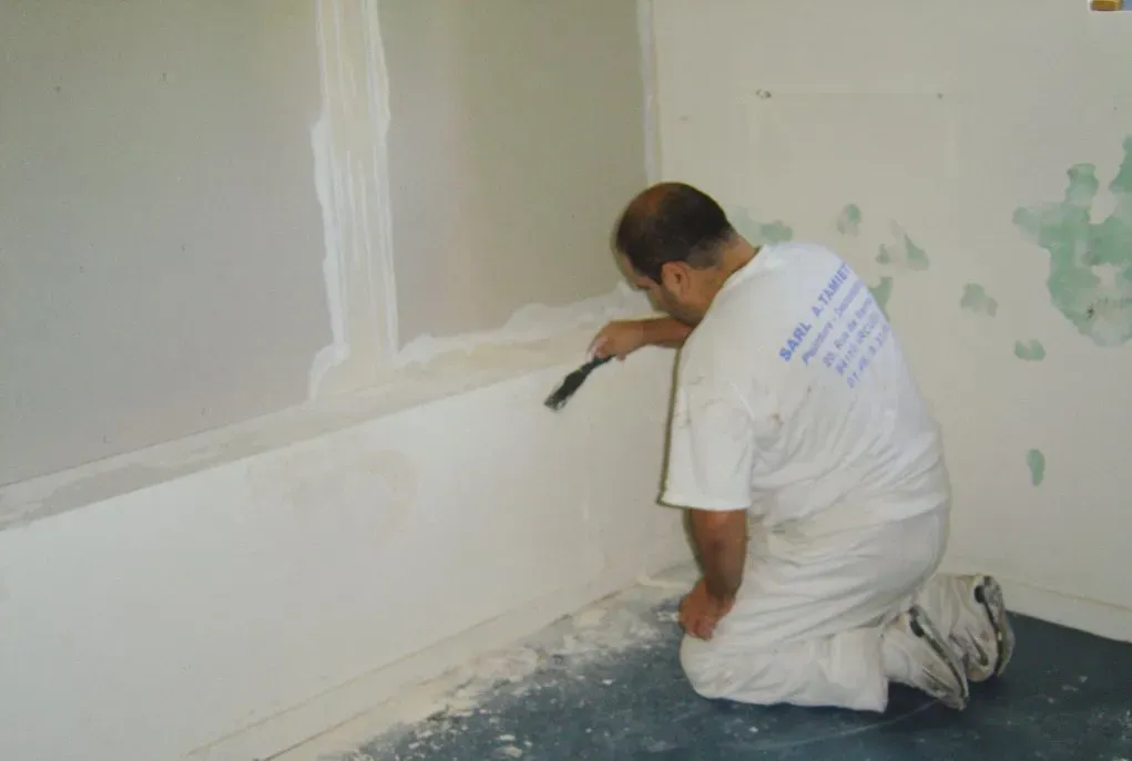 Enduit avant peinture : A. Tamietti