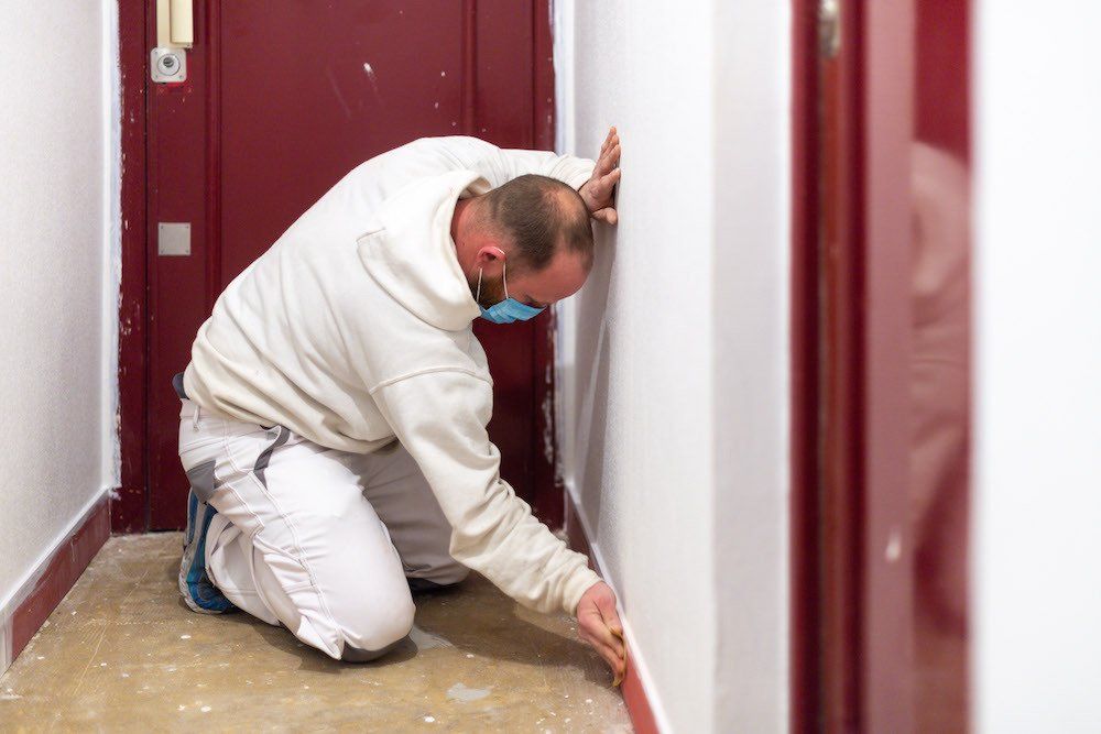 Rénovation cage d'escalier A. Tamietti : peinture du couloire et plinthes