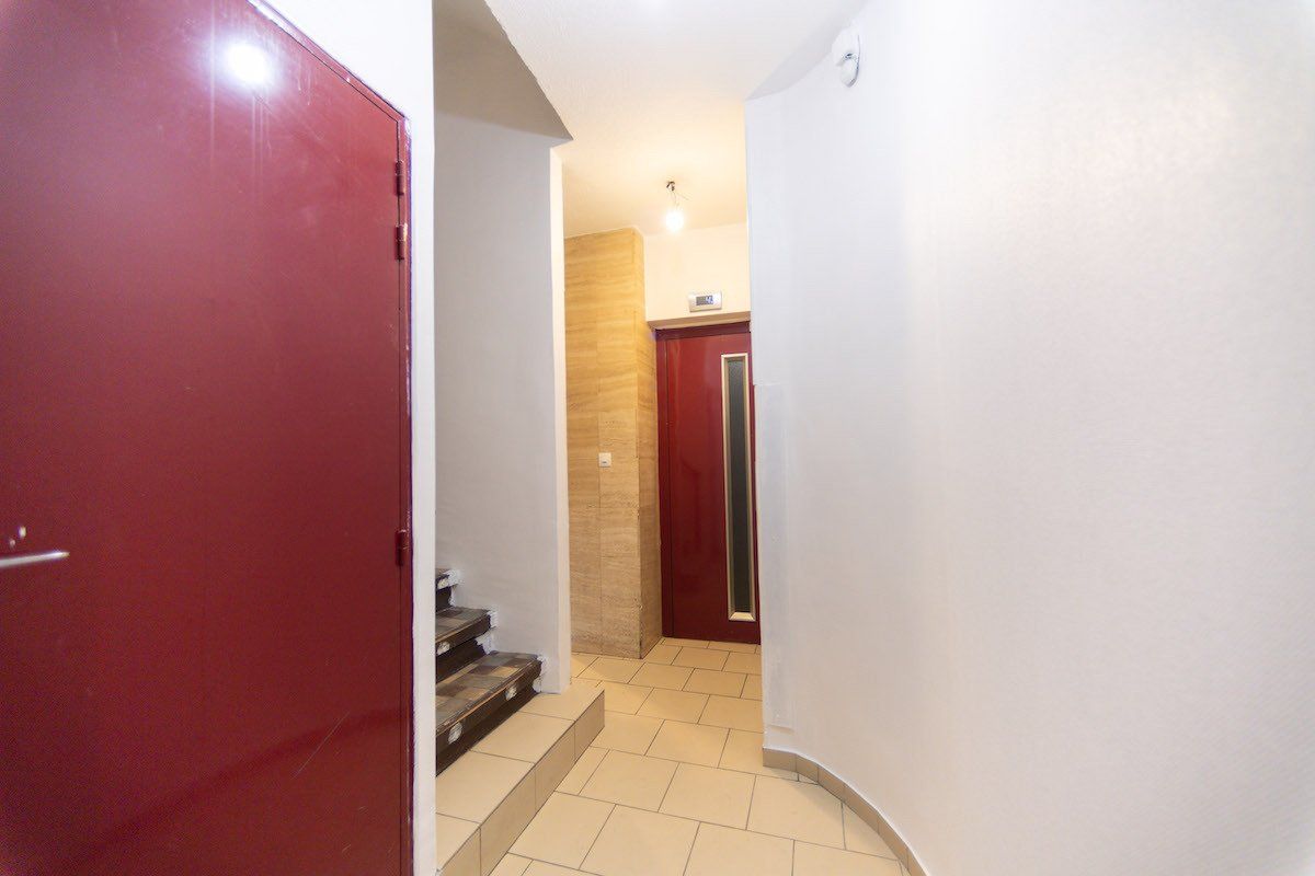 Peinture de couloir d'immeuble : A. Tamietti