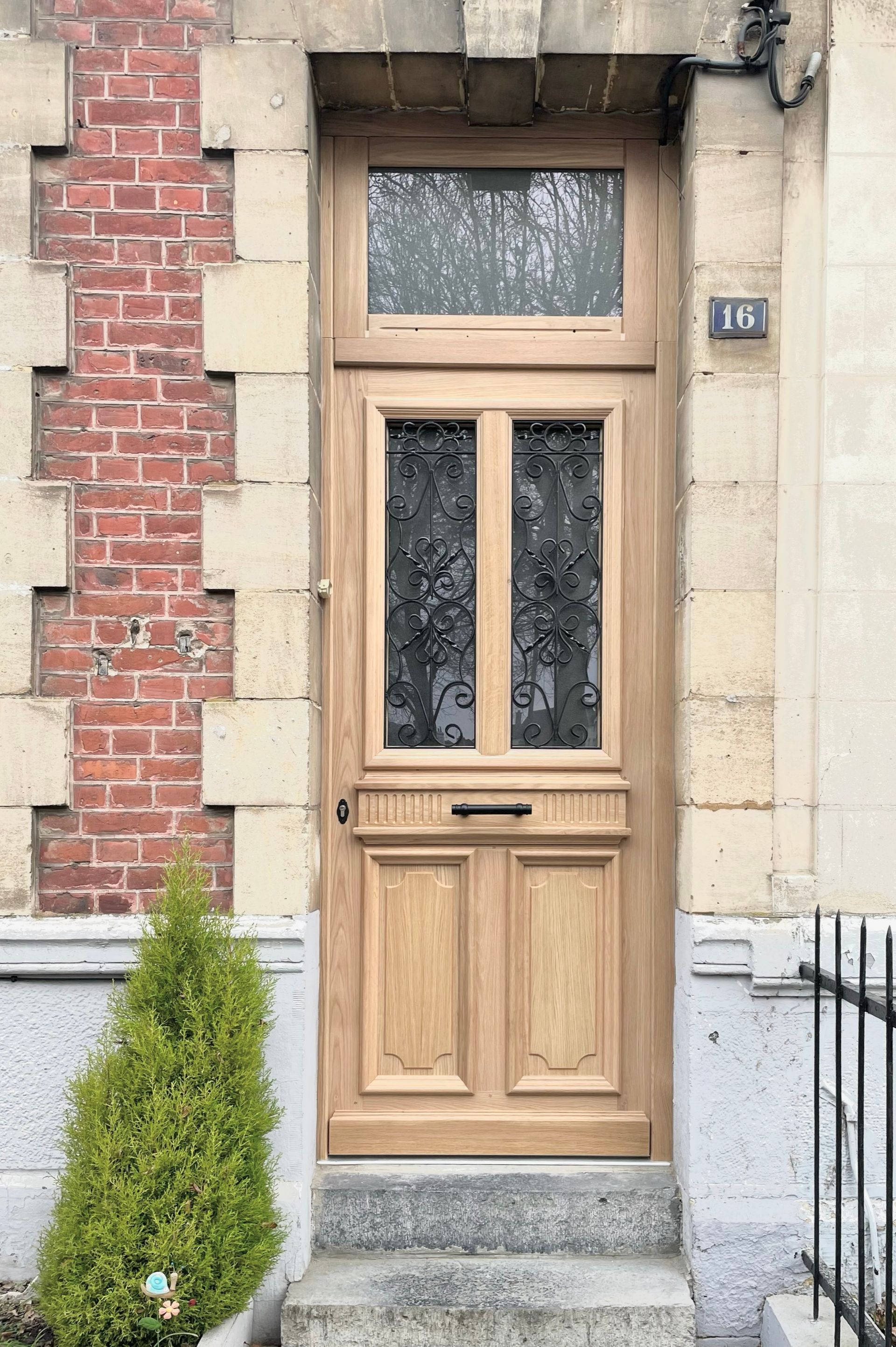 porte d'entrée sur mesure  en bois