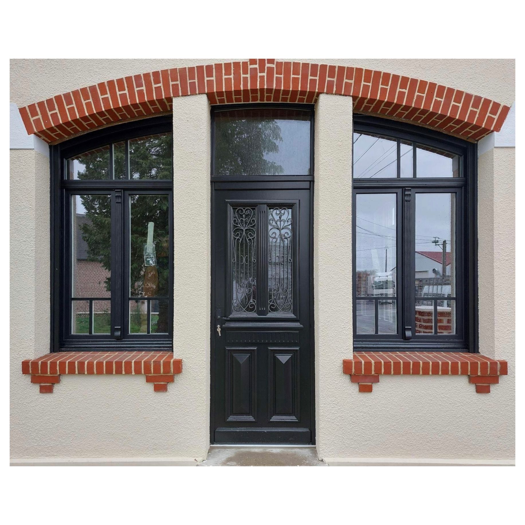 porte d'entrée bois et fenêtres attenantes en PVC