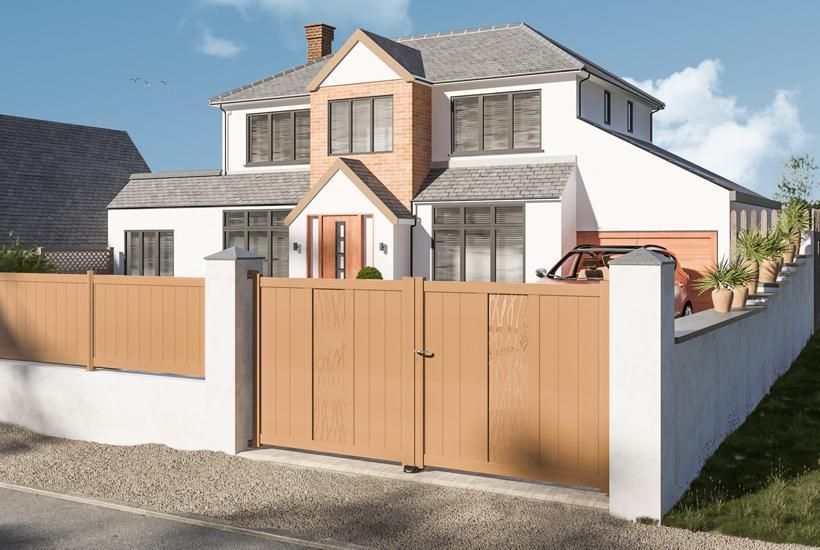 Maison contemporaine avec portail et clôture en bois, sur une pelouse verte.