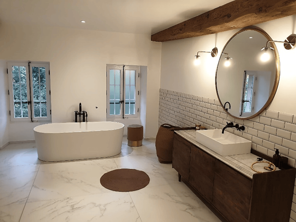 Une salle de bain avec une baignoire et deux lavabos