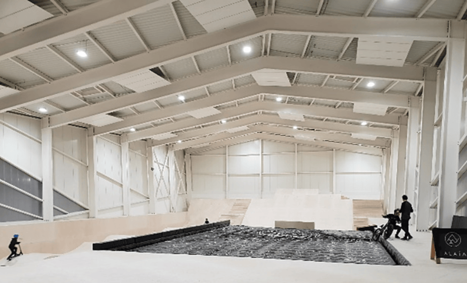 Un grand bâtiment avec une piscine au milieu.