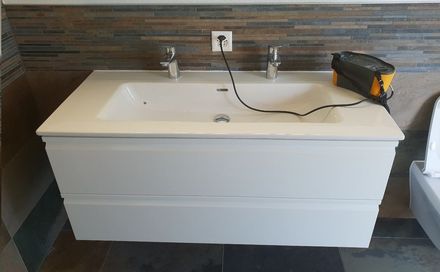 Un lavabo de salle de bain avec un cordon branché dessus.