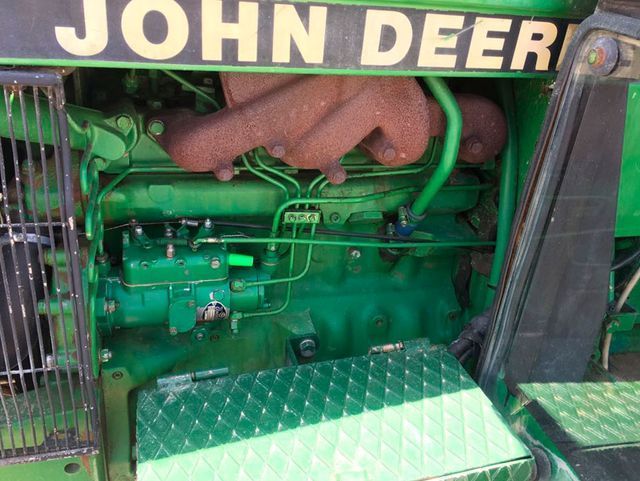 El motor de un tractor John Deere verde