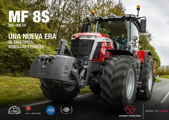 Un tractor rojo y blanco circula por una carretera.