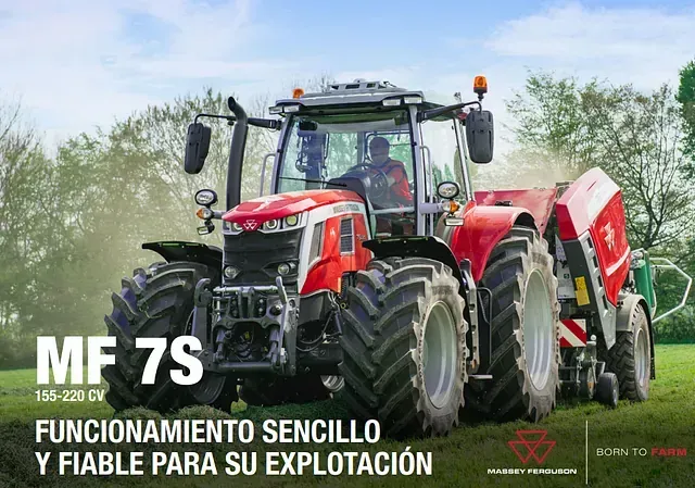 Un tractor rojo está estacionado en un campo de hierba.