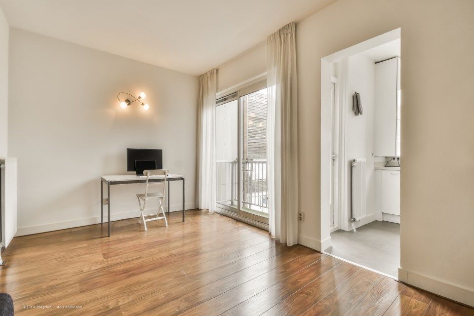 JK Fußbodenbau und Raumausstattung GmbH & Co. KG –  ein Parkettboden in einem frisch renoviertem Wohnzimmer