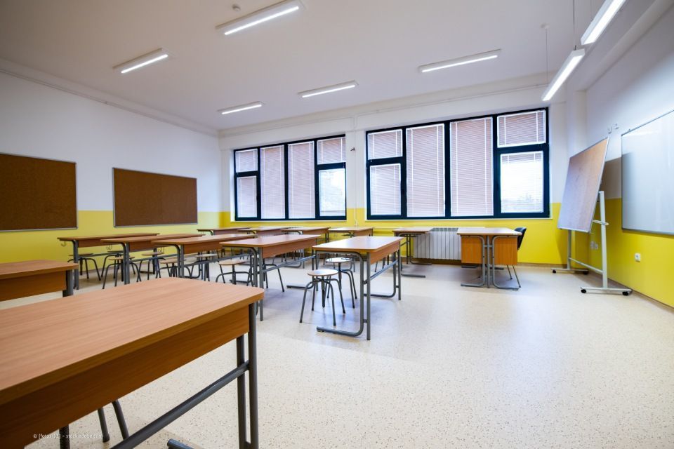 JK Fußbodenbau und Raumausstattung GmbH & Co. KG –  ein helles und steril wirkendes Klassenzimmer mit Linoleumboden
