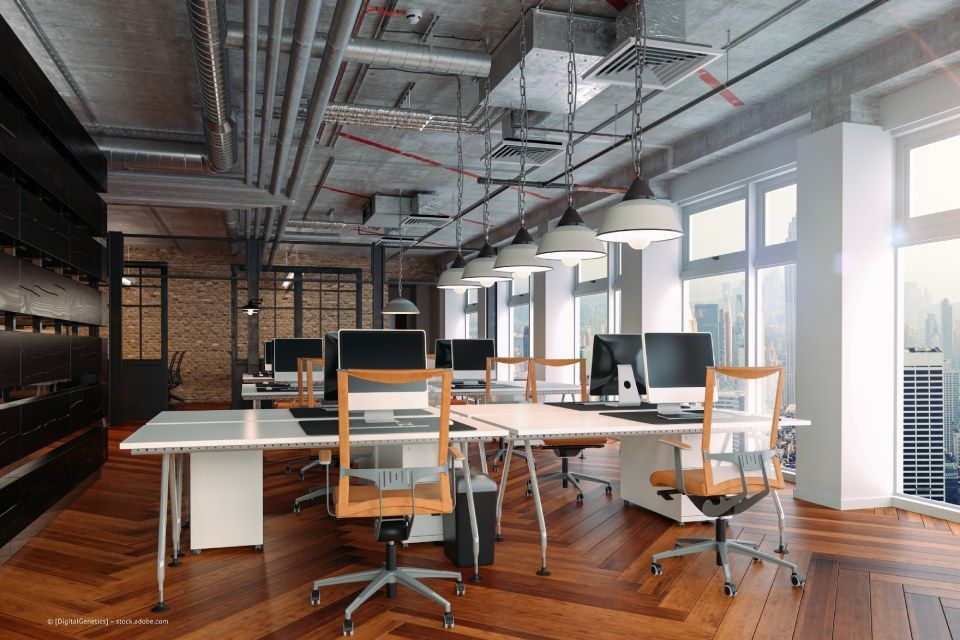 JK Fußbodenbau und Raumausstattung GmbH & Co. KG –  ein sehr modernes Büro mit mehreren Schreibtischen auf einem Parkettboden