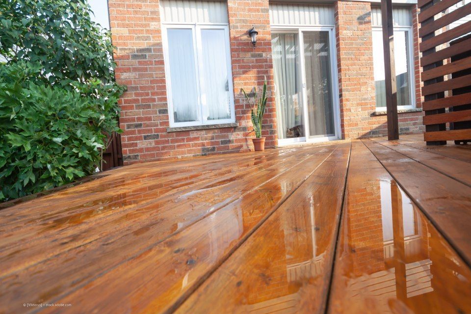 JK Fußbodenbau und Raumausstattung GmbH & Co. KG –  ein Außenbereich mit Holzboden, Blick auf die Gartentür