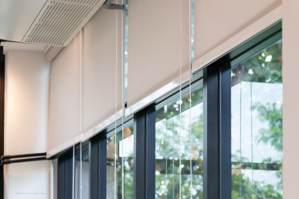 JK Fußbodenbau und Raumausstattung GmbH & Co. KG – moderne Rollos an den Fenstern eines Unternehmens