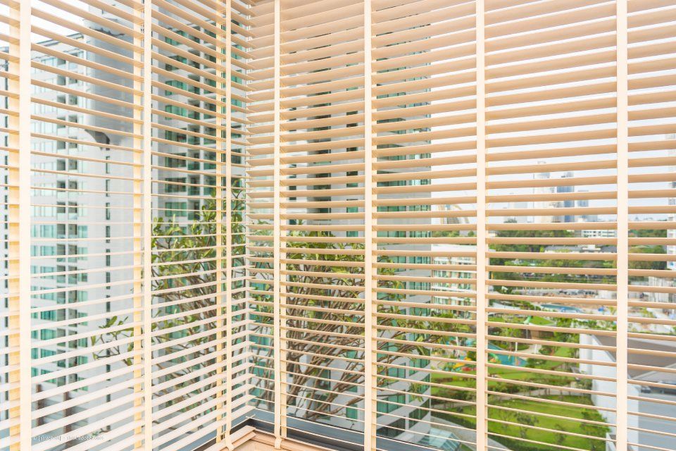 JK Fußbodenbau und Raumausstattung GmbH & Co. KG – eine Jalousie an einem Eckfenster in einer Innenstadt