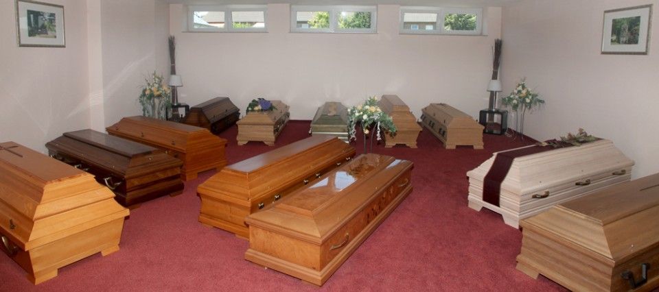 Raum mit verschiedenen Särgen