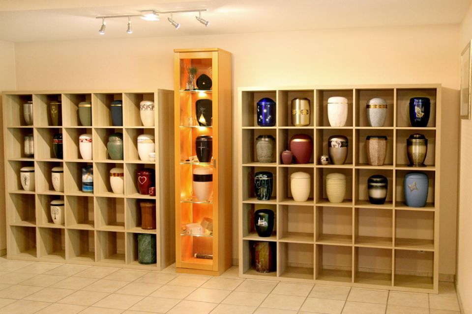 Raum mit Regalen. in denen Urnen ausgestellt sind
