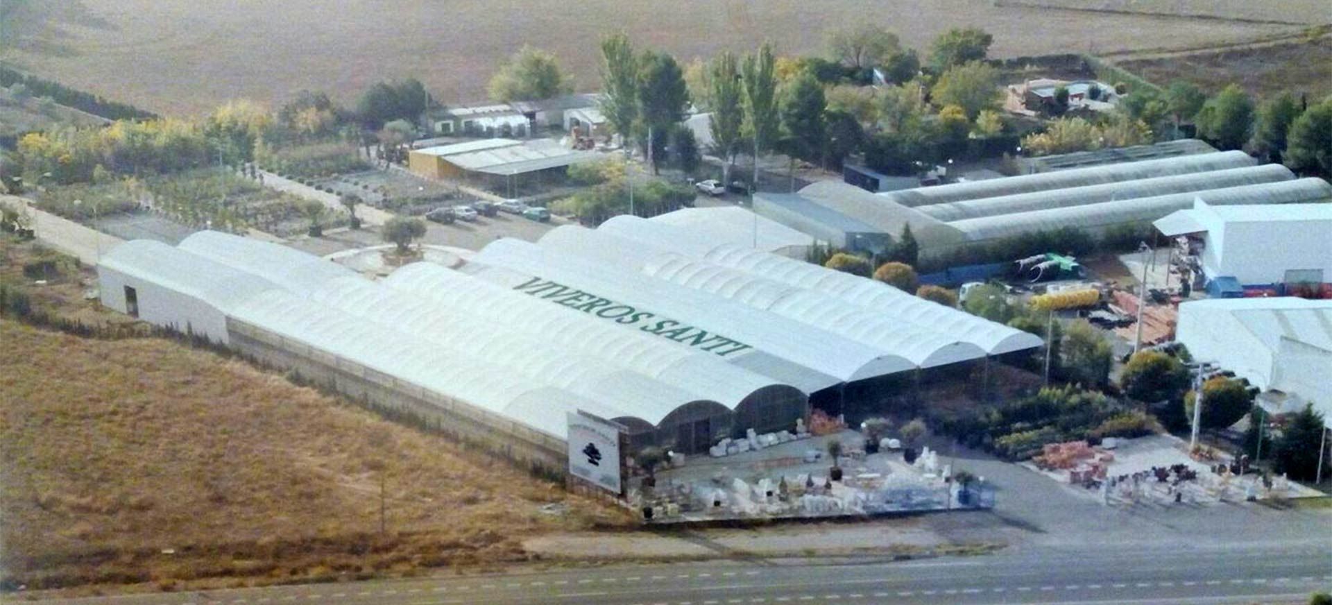 El sol brilla a través de los árboles del huerto.