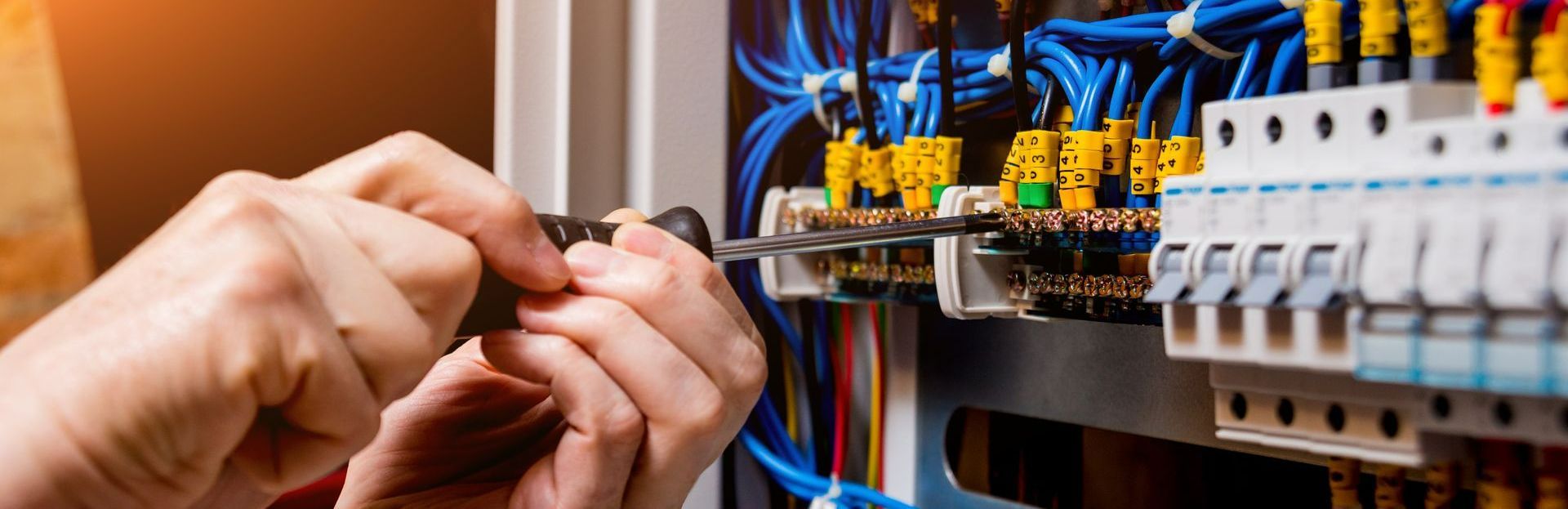 Un électricien installe des cables