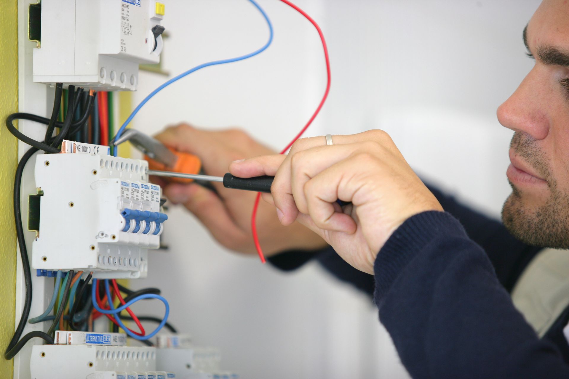 Un électricien installe un panneau éléctrique