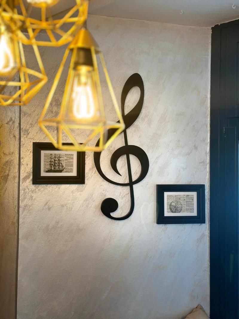 Ein Notenschlüssel hängt an einer Wand in einem Zimmer