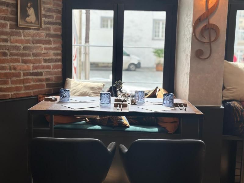 Ein Tisch in einem Restaurant mit einem Violinschlüssel an der Wand