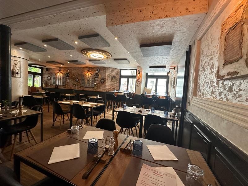 Ein Restaurant mit Tischen und Stühlen für ein Meeting