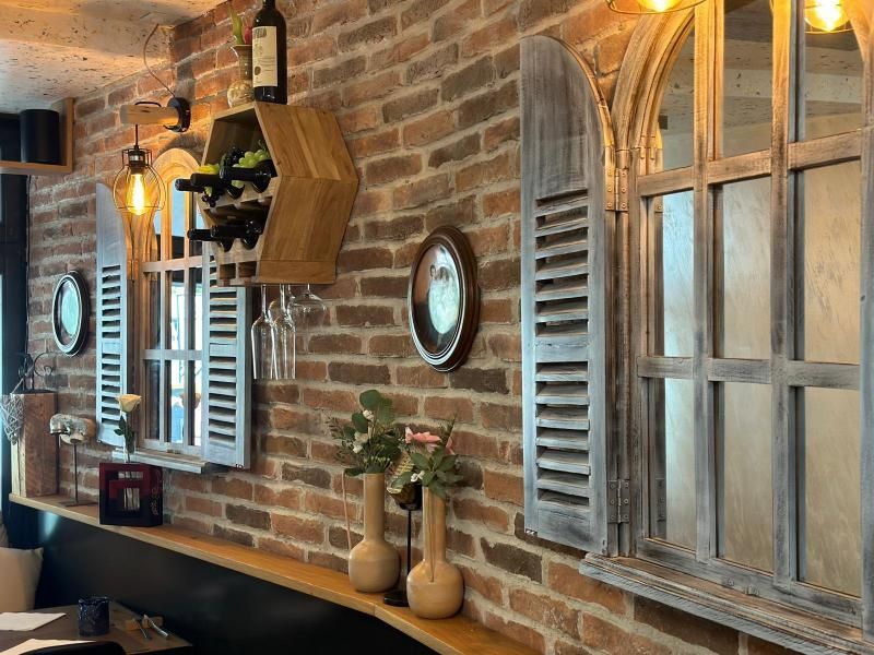 Eine Ziegelwand mit Fensterläden und Spiegeln