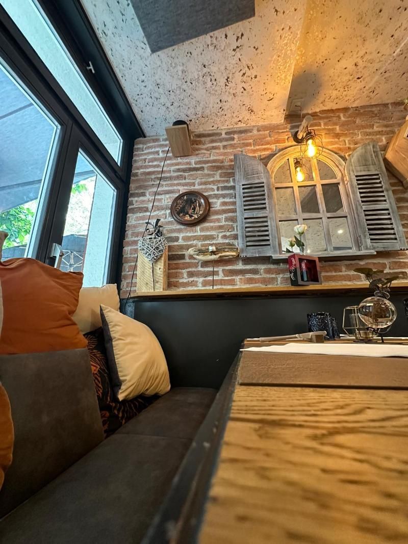 Ein Restaurant mit einer Backsteinmauer und Fensterläden