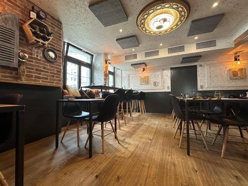 Ein Restaurant mit Tischen und Stühlen und einem Holzboden.