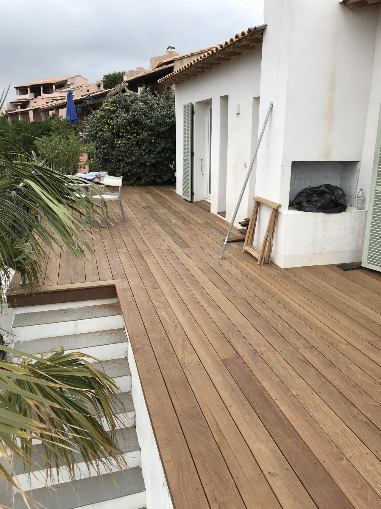Photo d'une terrasse en bois avec des marches blanches