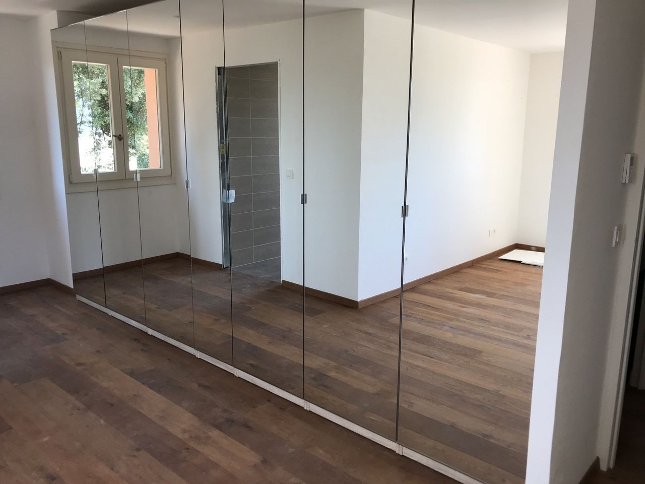 Photo d'un dressing avec des portes miroir