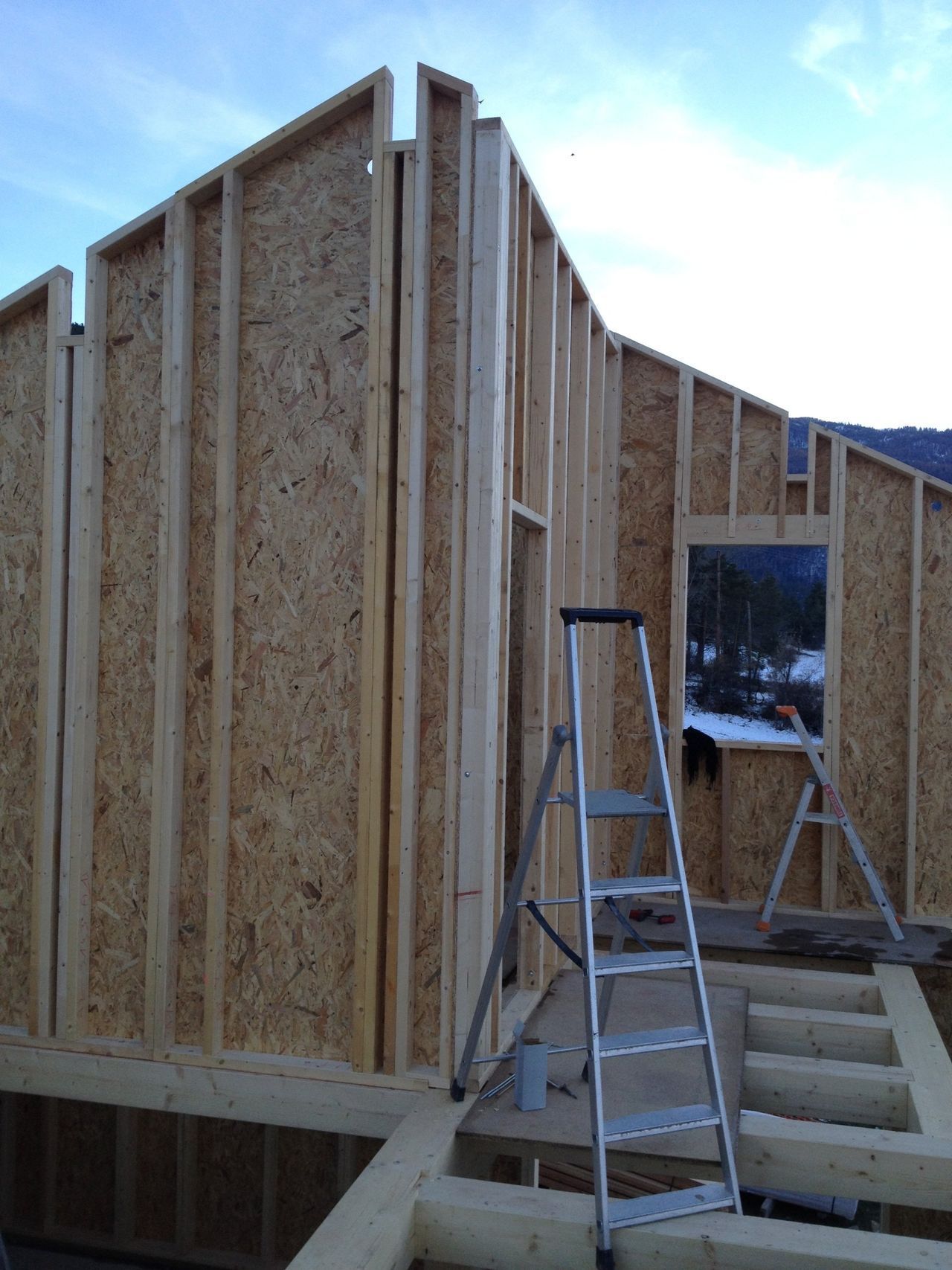 Photo d'une maison en construction avec des escabeaux 