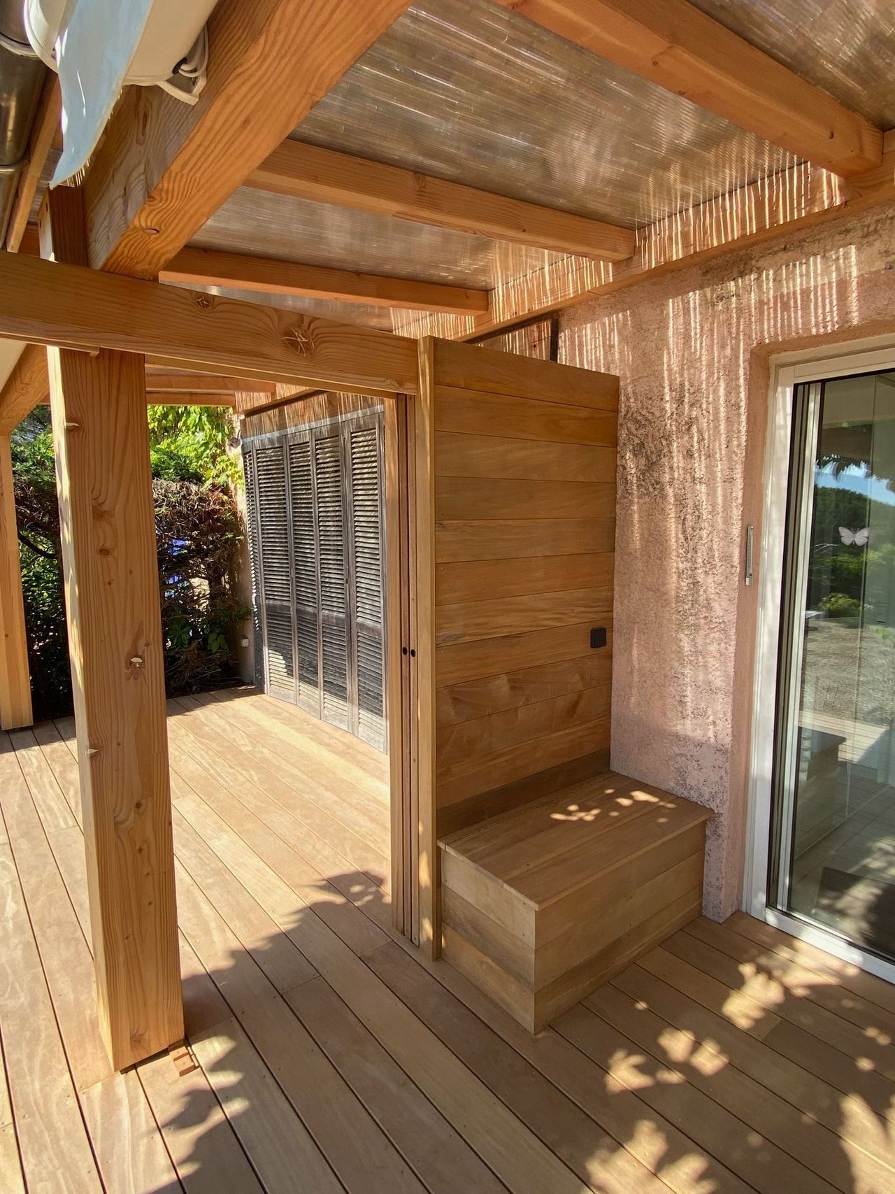 Photo d'une terrasse avec pergola en bois