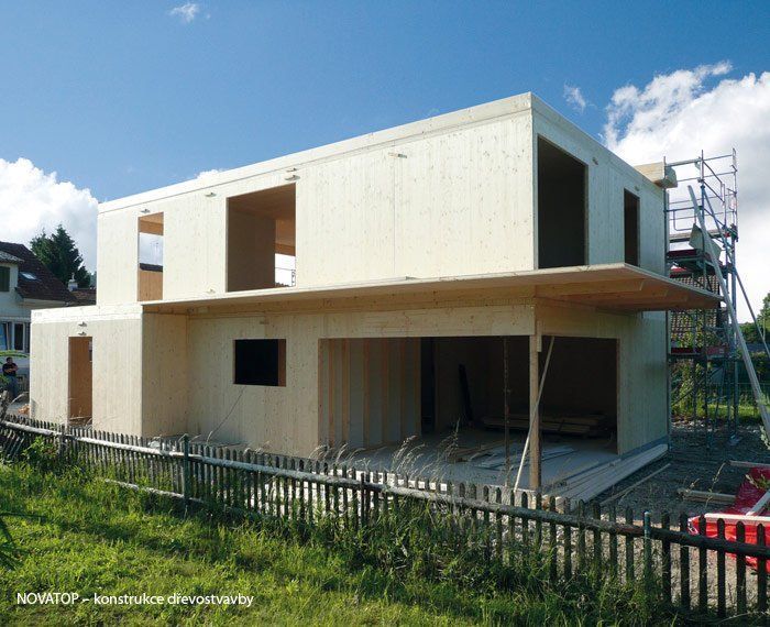 Photo d'une maison blanche de forme carré