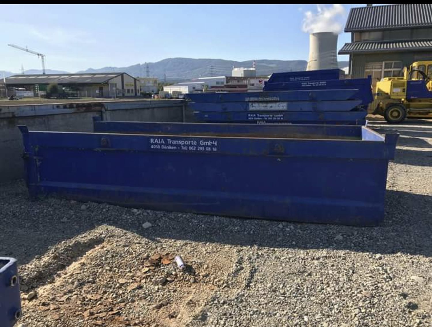 6 m3 Flachbettmulde, Altbelagbetonabbruch oder kleinere Baumaschinen - Raia Transporte GmbH