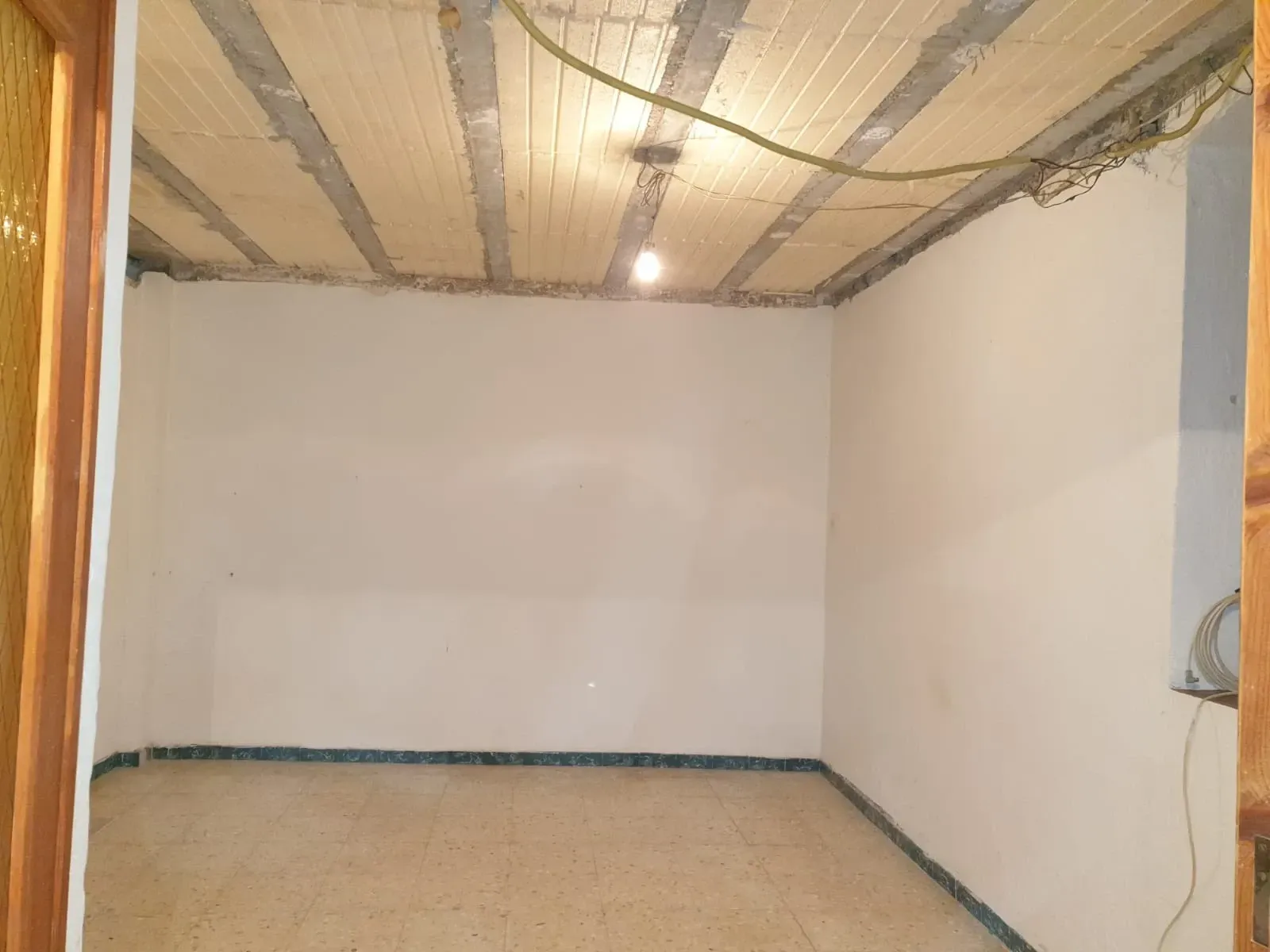 Una habitación vacía con paredes blancas