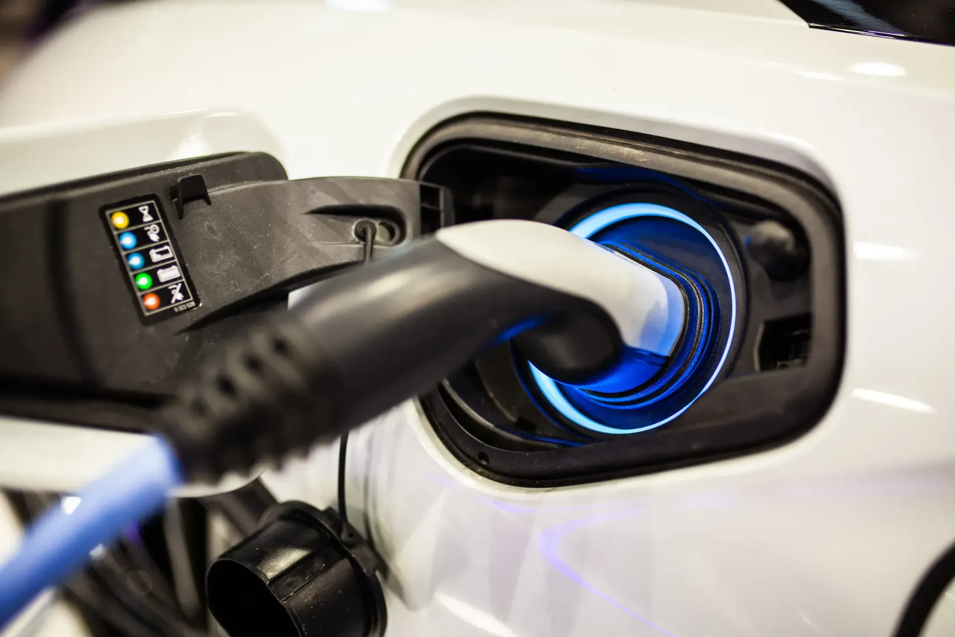 Un enchufe de carga para vehículos eléctricos