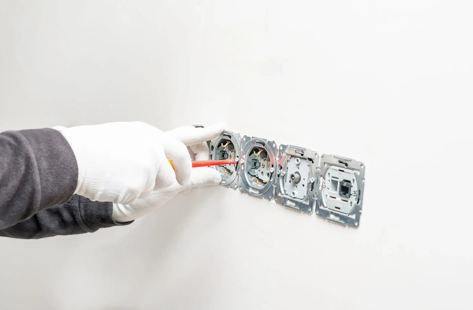 Un trabajador con guantes blancos